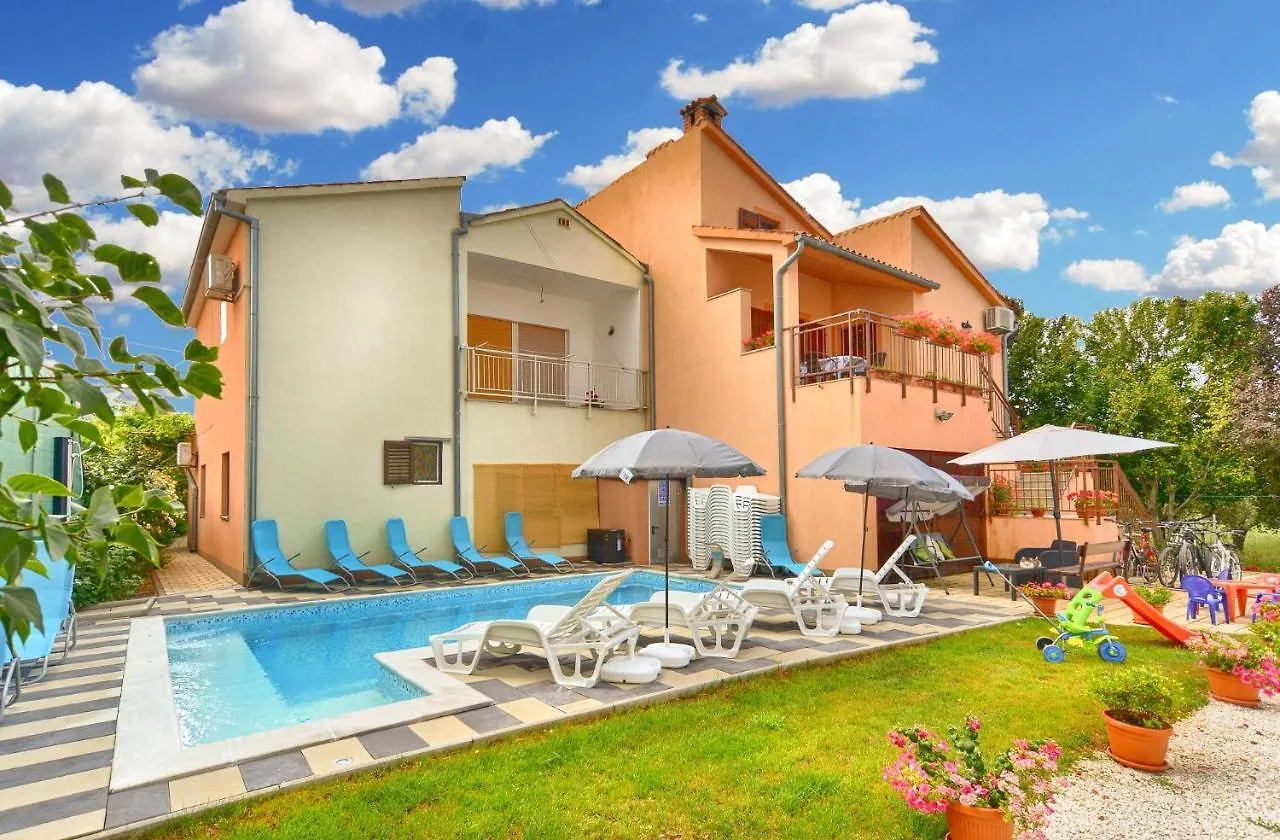 Family Friendly Apartments With A Swimming Pool Fazana - 19595