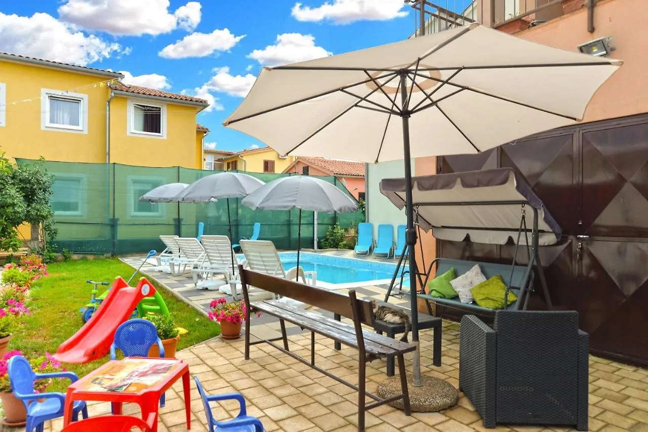 Family Friendly Apartments With A Swimming Pool Fazana - 19595